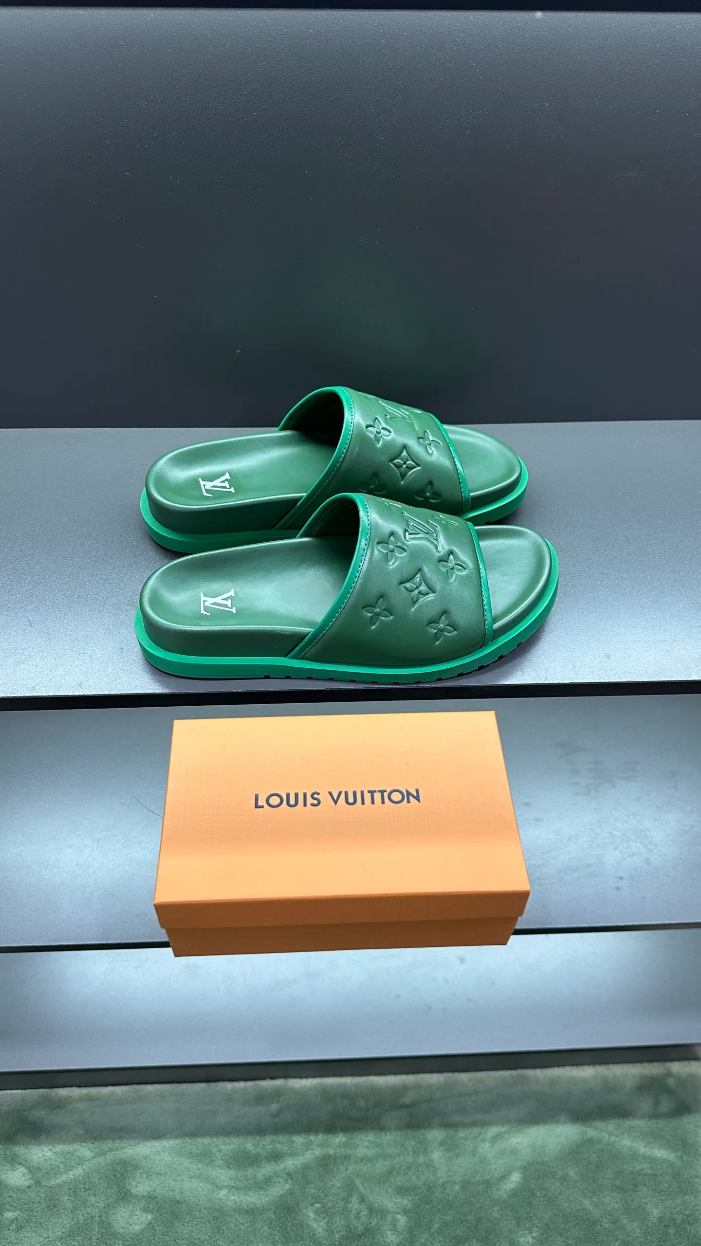 [L Home] P: 300💰Size: 38-45 Top purchasing lv men's summer slippers, classic presbyopia with soft real leather lining, unique color splicing effect, distinctive personality, fashionable and trendy essential style, light and comfortable. Lightweight and tough rubber insole, micro ridged foam outsole, super comfortable!
